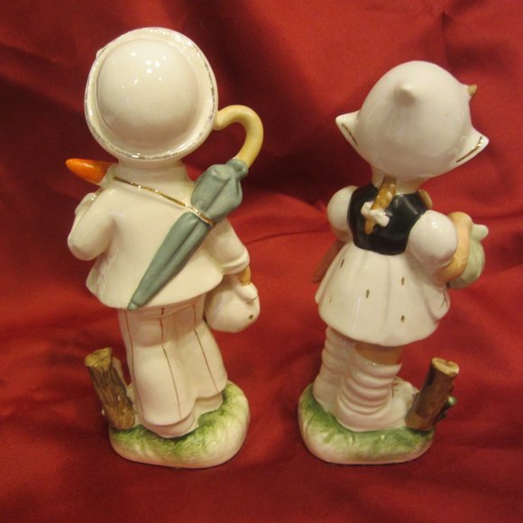 VTG MCM PAIR OF DUTCH CERAMIC FIGURINES W/UMBRELLAS & KERCHIEF BUNDLES - Picture 4 of 8